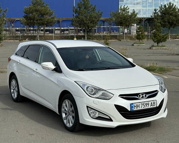 Белый Хендай и40, объемом двигателя 1.7 л и пробегом 280 тыс. км за 10900 $, фото 1 на Automoto.ua