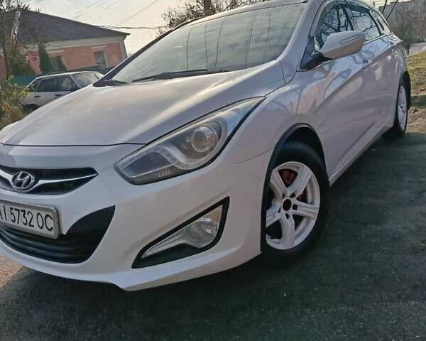 Белый Хендай и40, объемом двигателя 1.7 л и пробегом 333 тыс. км за 8500 $, фото 1 на Automoto.ua