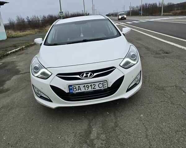 Белый Хендай и40, объемом двигателя 1.7 л и пробегом 241 тыс. км за 9800 $, фото 1 на Automoto.ua