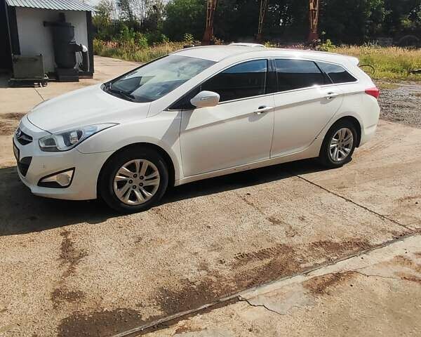 Белый Хендай и40, объемом двигателя 1.69 л и пробегом 288 тыс. км за 9500 $, фото 1 на Automoto.ua