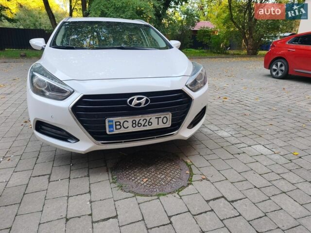 Белый Хендай и40, объемом двигателя 1.7 л и пробегом 259 тыс. км за 12500 $, фото 1 на Automoto.ua