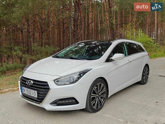 Белый Хендай и40, объемом двигателя 1.7 л и пробегом 205 тыс. км за 14000 $, фото 1 на Automoto.ua