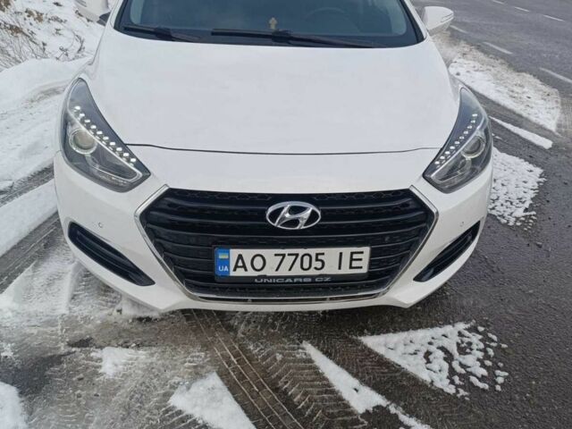 Белый Хендай и40, объемом двигателя 1.7 л и пробегом 282 тыс. км за 13300 $, фото 1 на Automoto.ua