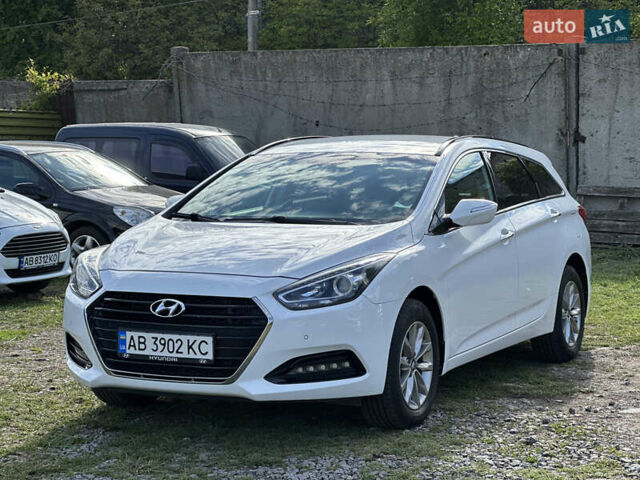 Белый Хендай и40, объемом двигателя 1.7 л и пробегом 180 тыс. км за 11999 $, фото 1 на Automoto.ua