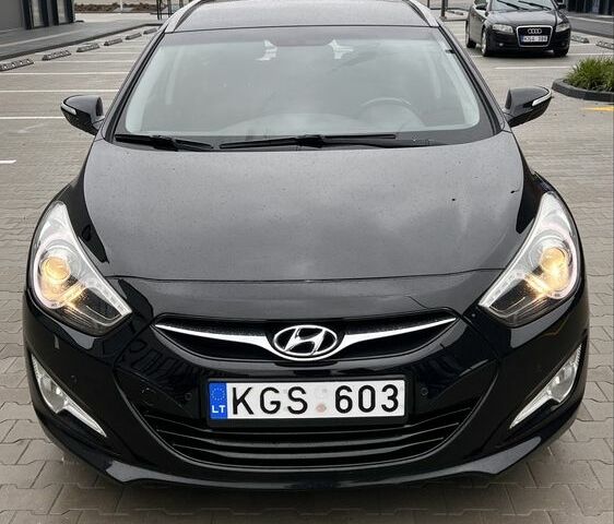 Черный Хендай и40, объемом двигателя 1.7 л и пробегом 236 тыс. км за 4084 $, фото 1 на Automoto.ua