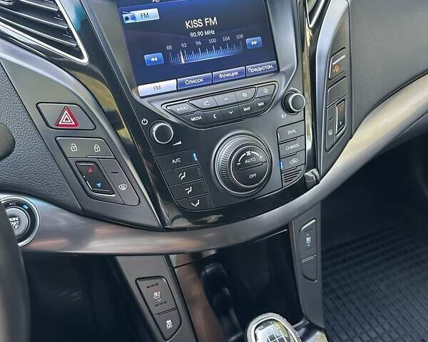 Черный Хендай и40, объемом двигателя 1.7 л и пробегом 176 тыс. км за 10900 $, фото 1 на Automoto.ua