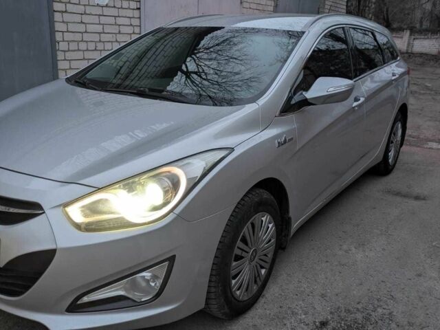 Сірий Хендай і40, об'ємом двигуна 1.7 л та пробігом 260 тис. км за 9500 $, фото 1 на Automoto.ua