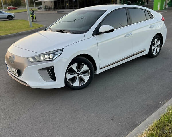 Белый Хендай Ioniq, объемом двигателя 0 л и пробегом 97 тыс. км за 12900 $, фото 1 на Automoto.ua