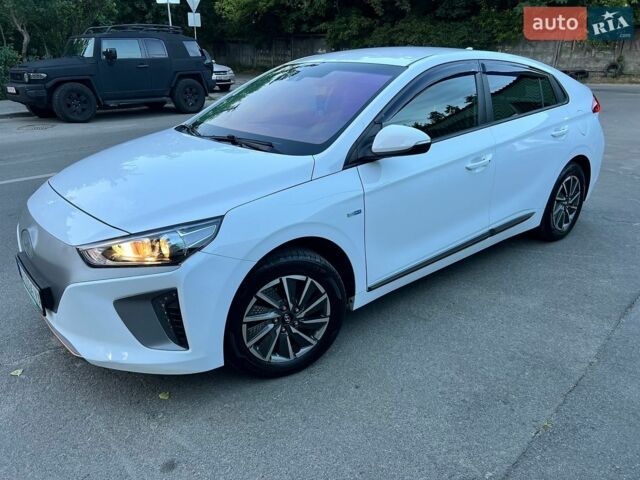Белый Хендай Ioniq, объемом двигателя 0 л и пробегом 166 тыс. км за 11900 $, фото 1 на Automoto.ua