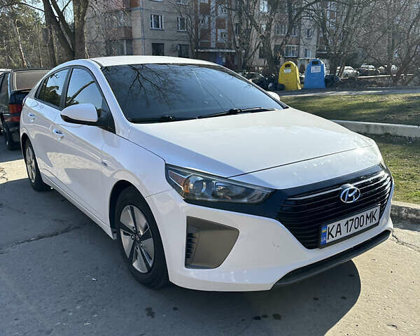 Белый Хендай Ioniq, объемом двигателя 1.58 л и пробегом 131 тыс. км за 13200 $, фото 1 на Automoto.ua