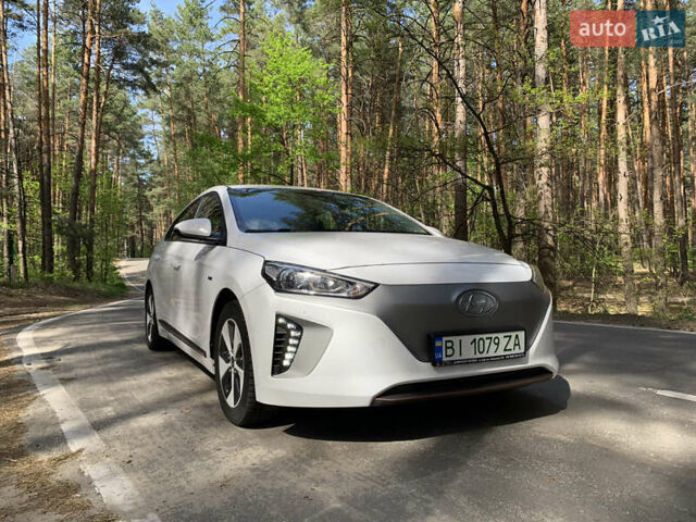 Белый Хендай Ioniq, объемом двигателя 0 л и пробегом 108 тыс. км за 11999 $, фото 1 на Automoto.ua