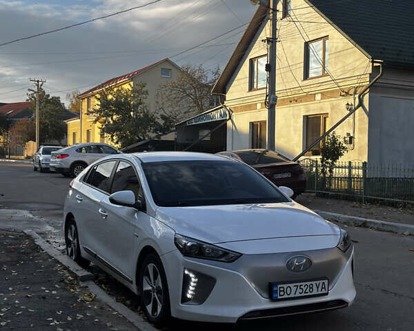 Белый Хендай Ioniq, объемом двигателя 0 л и пробегом 91 тыс. км за 12300 $, фото 1 на Automoto.ua