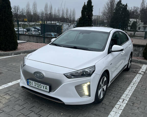 Белый Хендай Ioniq, объемом двигателя 0 л и пробегом 135 тыс. км за 11999 $, фото 1 на Automoto.ua