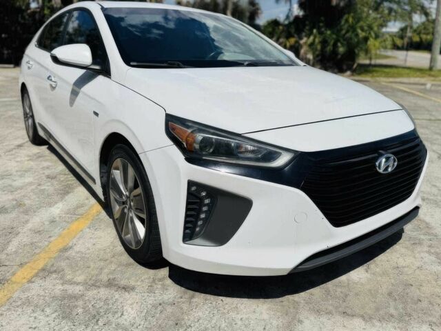 Белый Хендай Ioniq, объемом двигателя 1.6 л и пробегом 69 тыс. км за 7800 $, фото 1 на Automoto.ua