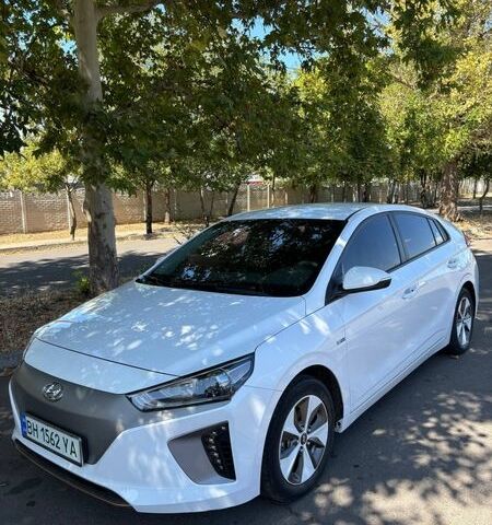 Белый Хендай Ioniq, объемом двигателя 0 л и пробегом 52 тыс. км за 13300 $, фото 1 на Automoto.ua