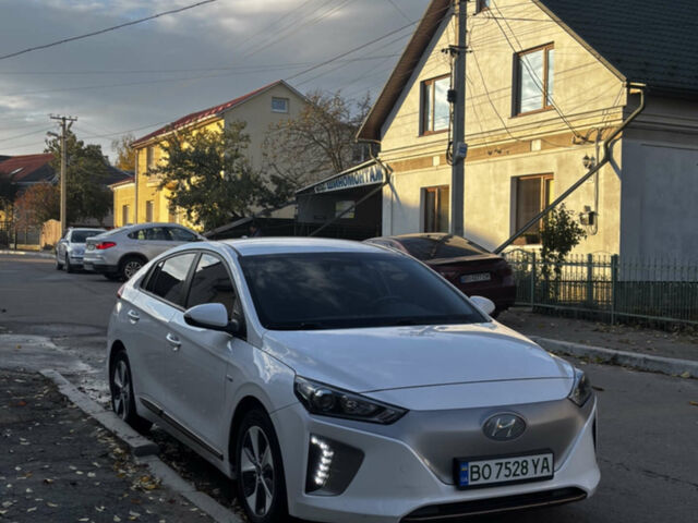 Белый Хендай Ioniq, объемом двигателя 0 л и пробегом 111 тыс. км за 12300 $, фото 1 на Automoto.ua