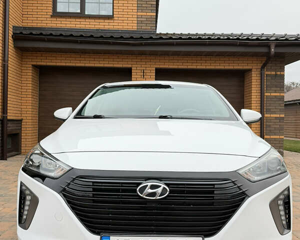 Белый Хендай Ioniq, объемом двигателя 1.58 л и пробегом 164 тыс. км за 13100 $, фото 1 на Automoto.ua