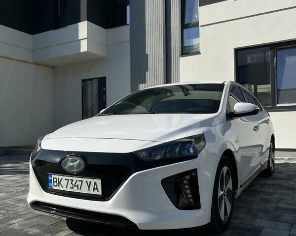 Белый Хендай Ioniq, объемом двигателя 0 л и пробегом 150 тыс. км за 11900 $, фото 1 на Automoto.ua