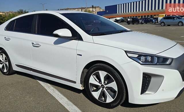 Хендай Ioniq 2017 в Кривом Роге на Automoto.ua Белый Хендай Ioniq, объемом двигателя 0 л и пробегом 69 тыс. км за 15900 $, фото 1 на Automoto.ua