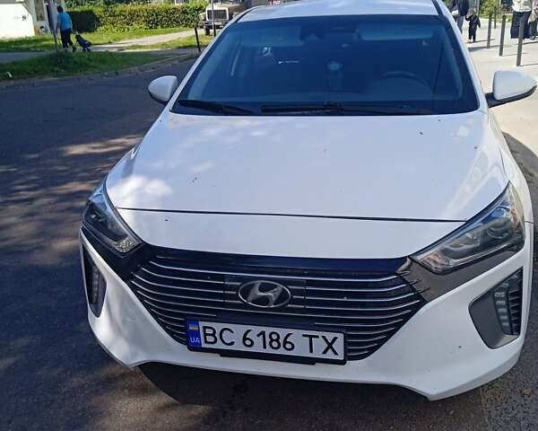 Белый Хендай Ioniq, объемом двигателя 1.58 л и пробегом 305 тыс. км за 12500 $, фото 1 на Automoto.ua