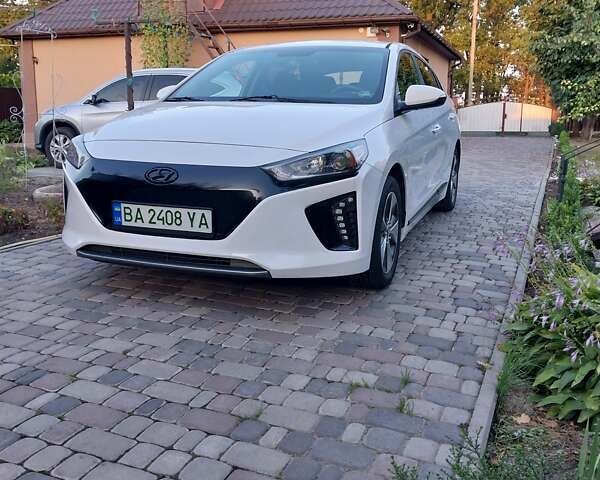 Белый Хендай Ioniq, объемом двигателя 0 л и пробегом 97 тыс. км за 13800 $, фото 1 на Automoto.ua