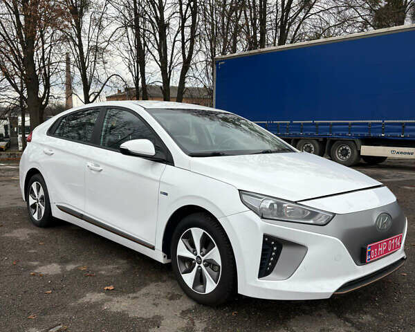 Белый Хендай Ioniq, объемом двигателя 0 л и пробегом 70 тыс. км за 10300 $, фото 1 на Automoto.ua