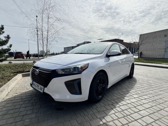 Белый Хендай Ioniq, объемом двигателя 1.6 л и пробегом 110 тыс. км за 13555 $, фото 1 на Automoto.ua