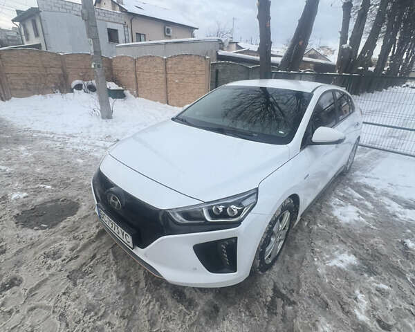 Белый Хендай Ioniq, объемом двигателя 0 л и пробегом 130 тыс. км за 12999 $, фото 1 на Automoto.ua