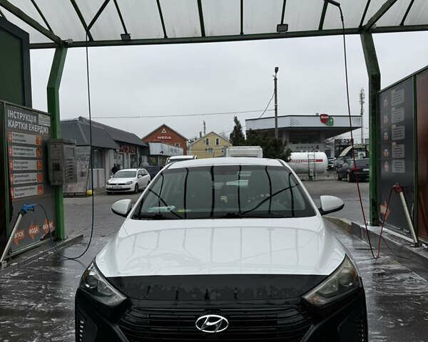 Белый Хендай Ioniq, объемом двигателя 1.6 л и пробегом 149 тыс. км за 12500 $, фото 1 на Automoto.ua