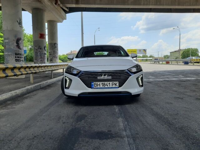 Белый Хендай Ioniq, объемом двигателя 0.16 л и пробегом 120 тыс. км за 16300 $, фото 1 на Automoto.ua