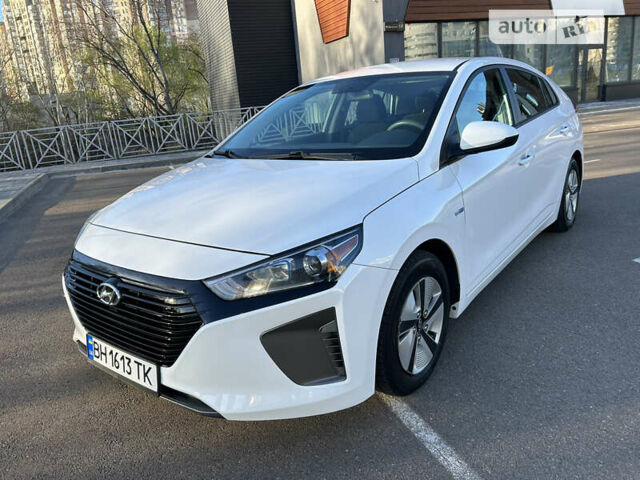 Белый Хендай Ioniq, объемом двигателя 1.58 л и пробегом 210 тыс. км за 12200 $, фото 1 на Automoto.ua