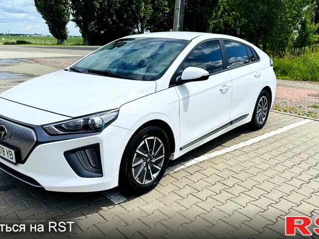 Белый Хендай Ioniq, объемом двигателя 0.14 л и пробегом 75 тыс. км за 15900 $, фото 1 на Automoto.ua