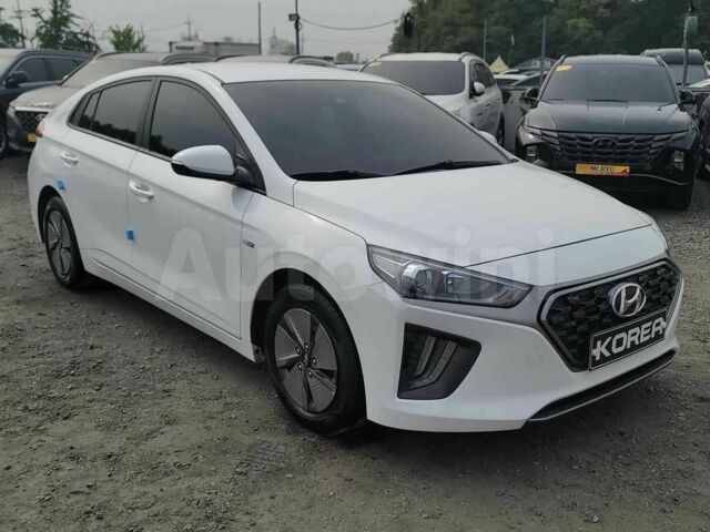 Белый Хендай Ioniq, объемом двигателя 1.6 л и пробегом 42 тыс. км за 16600 $, фото 1 на Automoto.ua