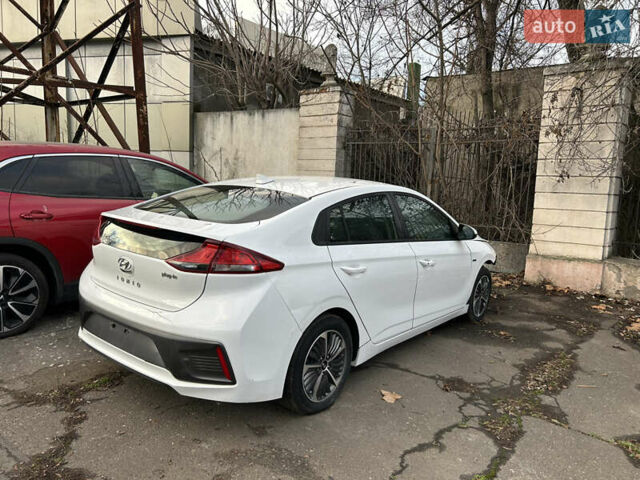 Белый Хендай Ioniq, объемом двигателя 1.6 л и пробегом 75 тыс. км за 9999 $, фото 1 на Automoto.ua
