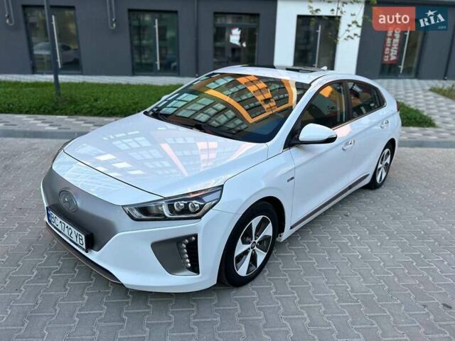 Белый Хендай Ioniq, объемом двигателя 0 л и пробегом 62 тыс. км за 14100 $, фото 1 на Automoto.ua