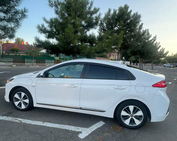 Белый Хендай Ioniq, объемом двигателя 1.58 л и пробегом 90 тыс. км за 16000 $, фото 1 на Automoto.ua