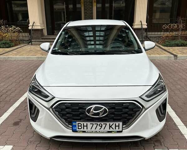 Белый Хендай Ioniq, объемом двигателя 1.58 л и пробегом 49 тыс. км за 21500 $, фото 1 на Automoto.ua