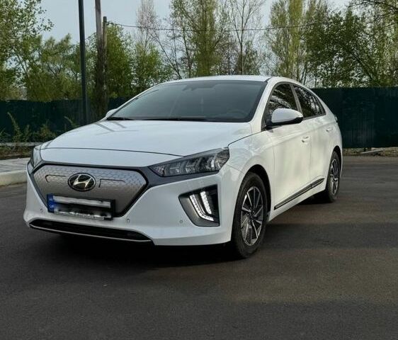 Белый Хендай Ioniq, объемом двигателя 0 л и пробегом 45 тыс. км за 18999 $, фото 1 на Automoto.ua