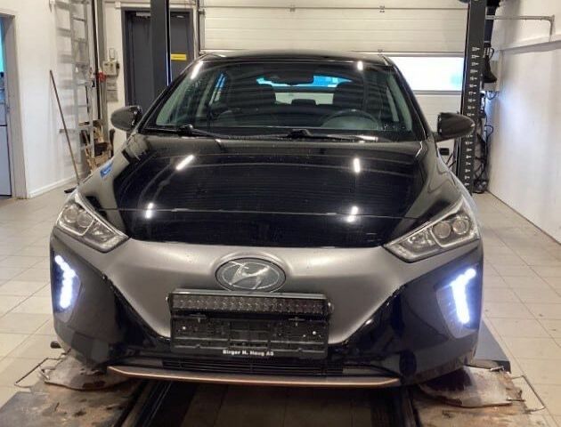 Черный Хендай Ioniq, объемом двигателя 0 л и пробегом 95 тыс. км за 10100 $, фото 1 на Automoto.ua