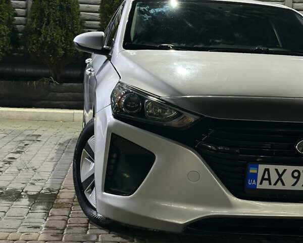 Сірий Хендай Ioniq, об'ємом двигуна 1.58 л та пробігом 174 тис. км за 11900 $, фото 1 на Automoto.ua