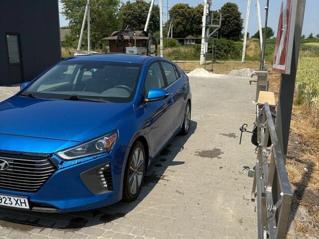 Синий Хендай Ioniq, объемом двигателя 1.58 л и пробегом 121 тыс. км за 12000 $, фото 1 на Automoto.ua