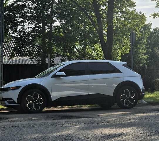 Белый Хендай Ioniq 5, объемом двигателя 0 л и пробегом 62 тыс. км за 24950 $, фото 1 на Automoto.ua