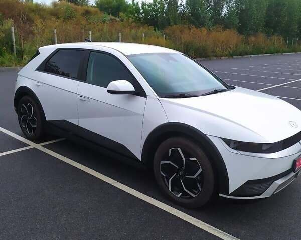 Белый Хендай Ioniq 5, объемом двигателя 0 л и пробегом 50 тыс. км за 25200 $, фото 1 на Automoto.ua