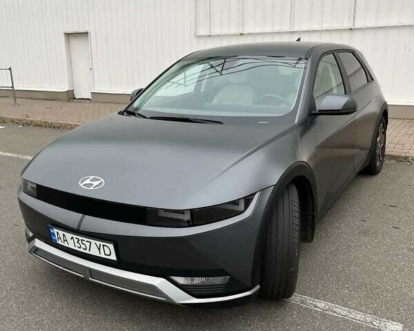 Серый Хендай Ioniq 5, объемом двигателя 0 л и пробегом 34 тыс. км за 27300 $, фото 1 на Automoto.ua