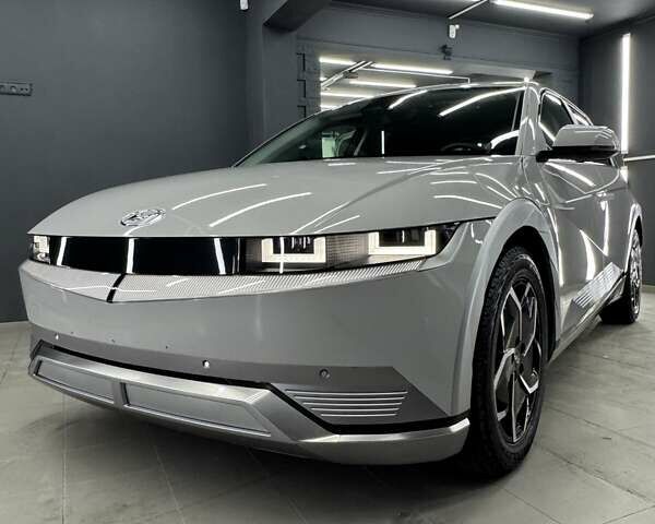Серый Хендай Ioniq 5, объемом двигателя 0 л и пробегом 8 тыс. км за 27500 $, фото 1 на Automoto.ua