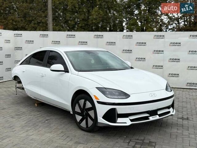 Белый Хендай IONIQ 6, объемом двигателя 0 л и пробегом 32 тыс. км за 16900 $, фото 1 на Automoto.ua