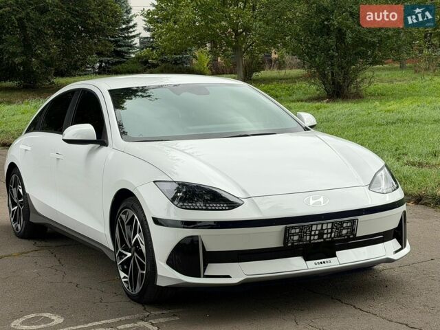 Белый Хендай IONIQ 6, объемом двигателя 0 л и пробегом 42 тыс. км за 26700 $, фото 1 на Automoto.ua