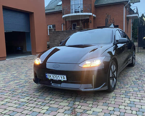 Черный Хендай IONIQ 6, объемом двигателя 0 л и пробегом 22 тыс. км за 27000 $, фото 1 на Automoto.ua