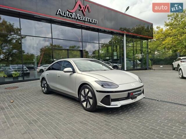 Серый Хендай IONIQ 6, объемом двигателя 0 л и пробегом 17 тыс. км за 35900 $, фото 1 на Automoto.ua