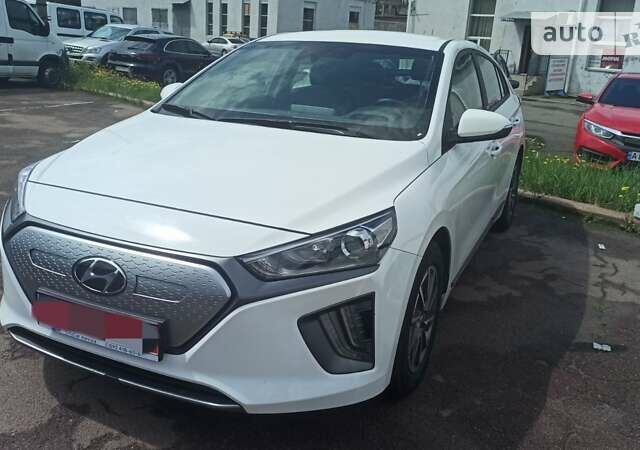 Белый Хендай Ioniq Electric, объемом двигателя 0 л и пробегом 30 тыс. км за 23900 $, фото 1 на Automoto.ua